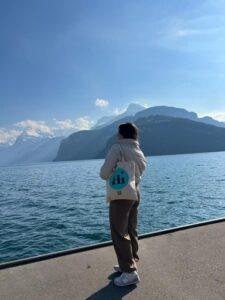 blue Hi tote bag in front of a lake in Switzerland